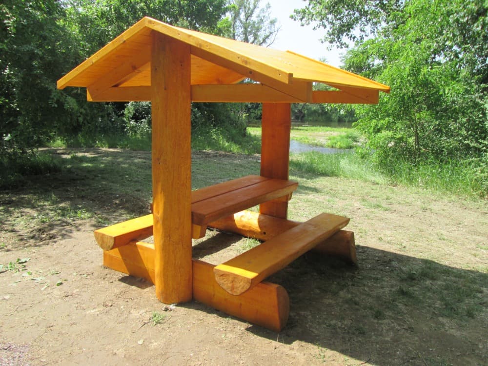 Dřevěné venkovní odpočívadlo – turistický přístřešek – realizace na míru
