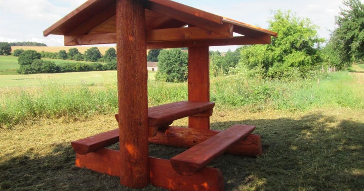 Dřevěné venkovní odpočívadlo – turistický přístřešek – Tesařství Třinec