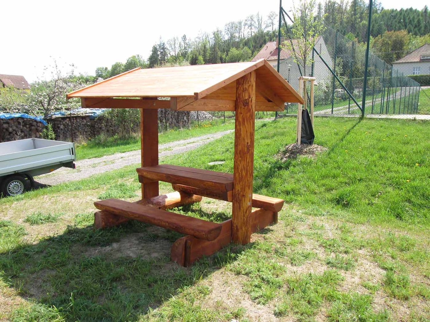 Dřevěné venkovní odpočívadlo – turistický přístřešek – Třinec a okolí