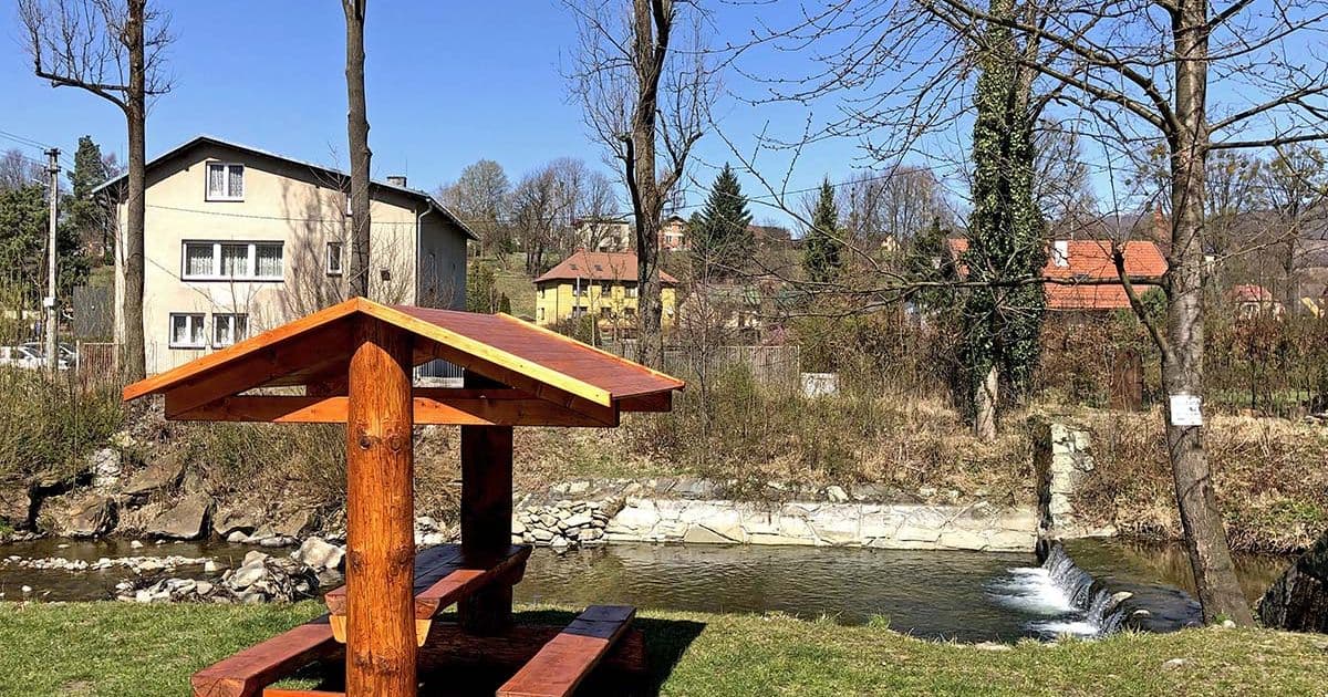 Dřevěné venkovní odpočívadlo s lavicemi a stolem – realizace na míru