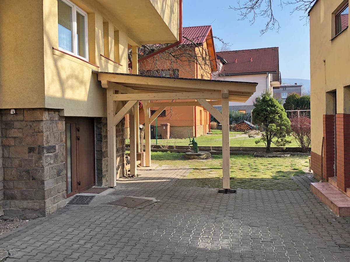 Dřevěné garážové stání pro auto s pultovou střechou – realizace na míru