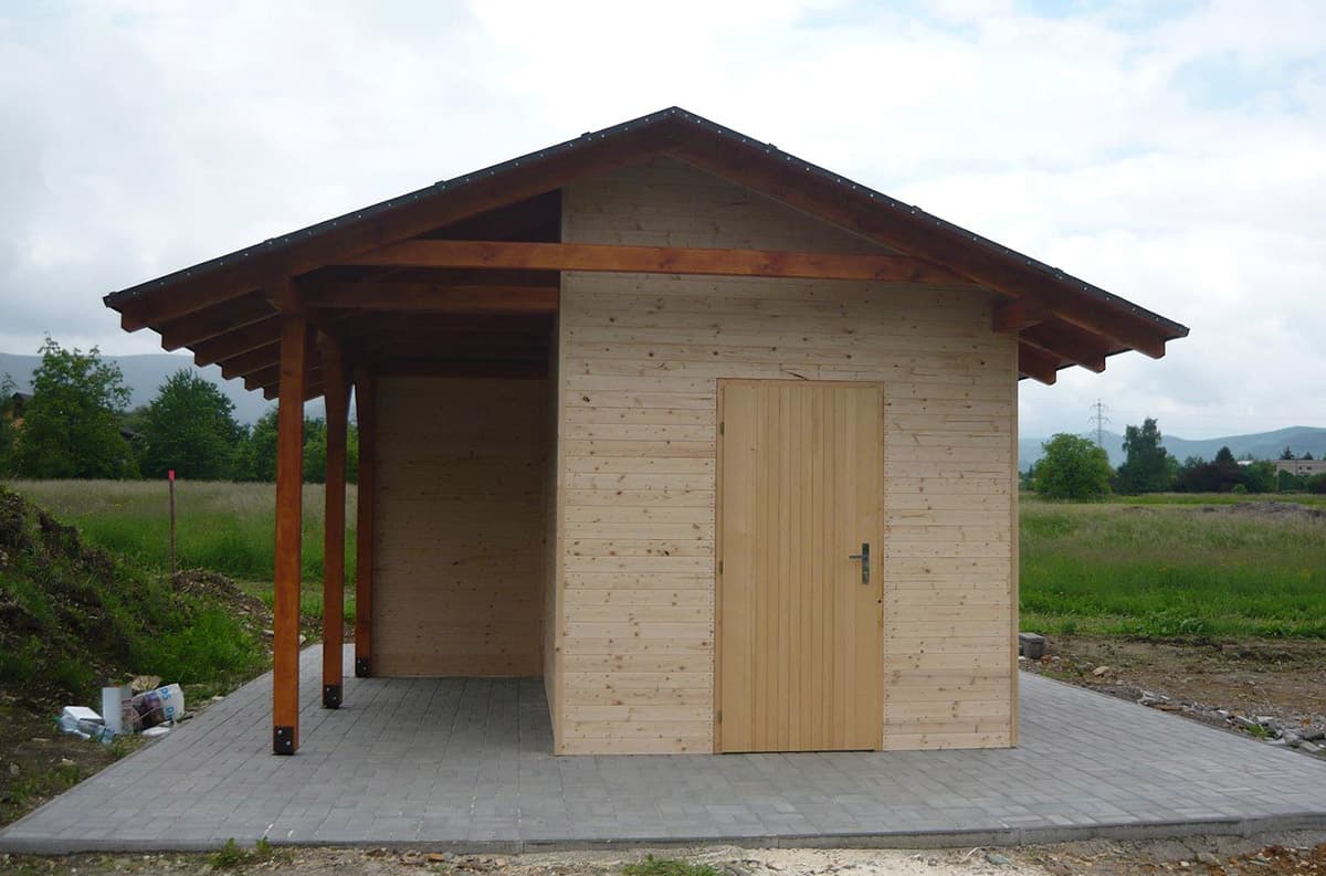 Dřevěný zahradní domek s vnějším dřevníkem – realizace na míru