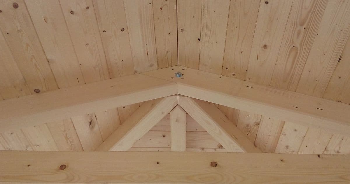 Dřevěný zahradní domek s valbovou střechou – realizace na míru