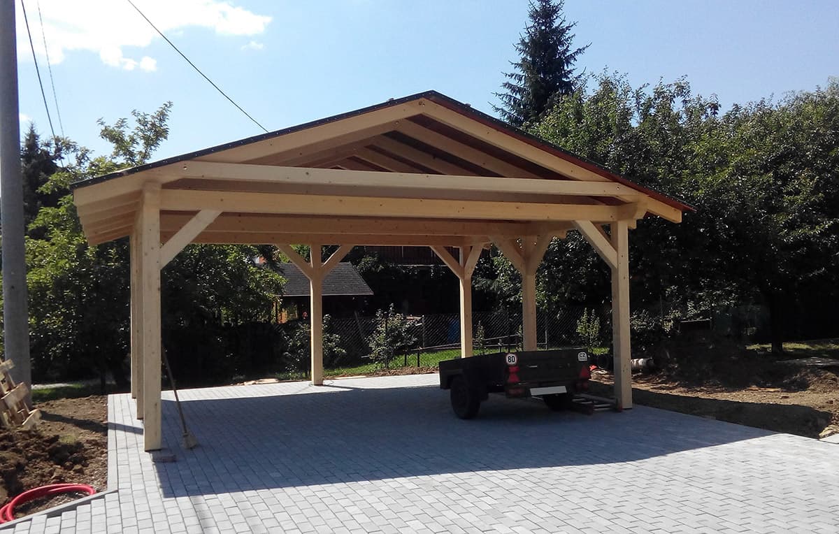Dřevěný přístřešek pro dvě auta – realizace na míru