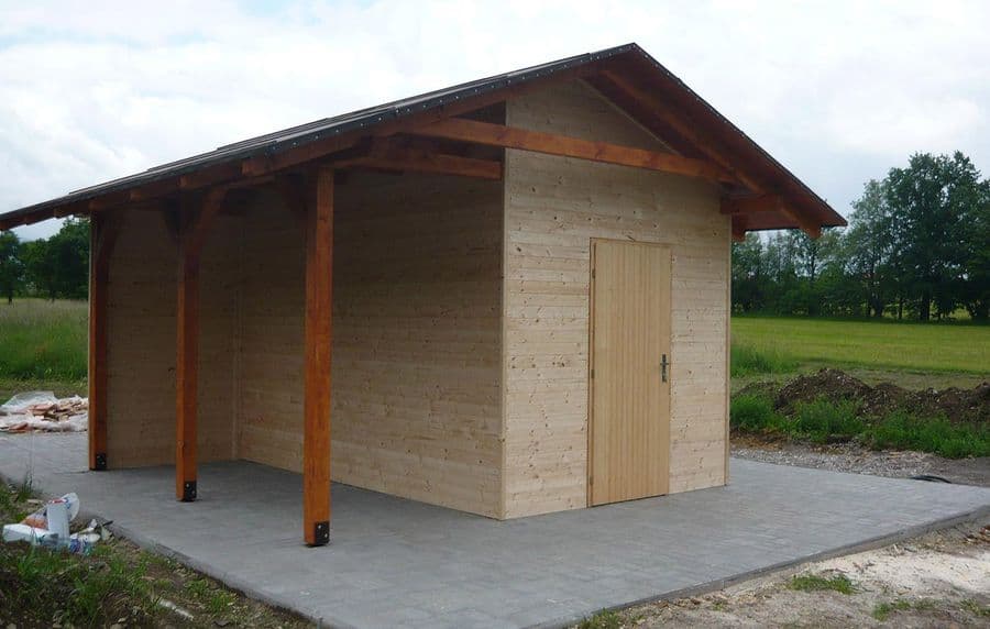 Zahradní domek s otevřeným přístřeškem a sedlovou střechou