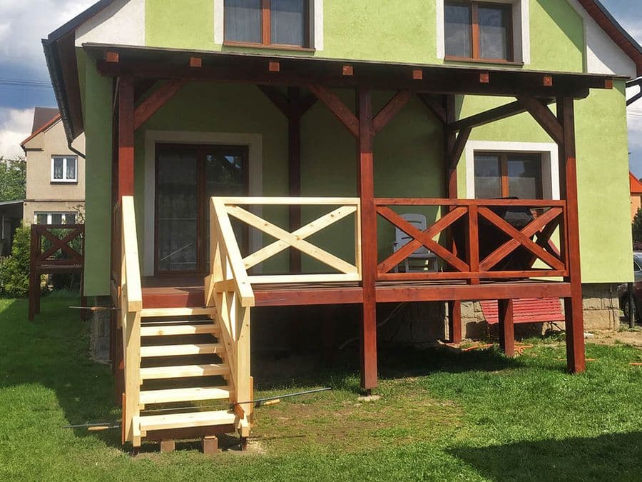 Venkovní dřevěná terasa se zastřešením a pultovou střechou