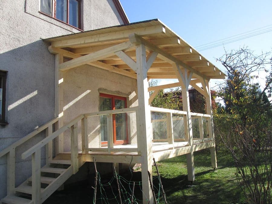 Zastřešená dřevěná terasa se zábradlím s prosklením