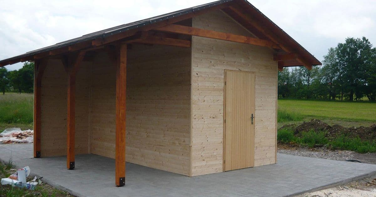 Dřevěný zahradní domek s vnějším dřevníkem